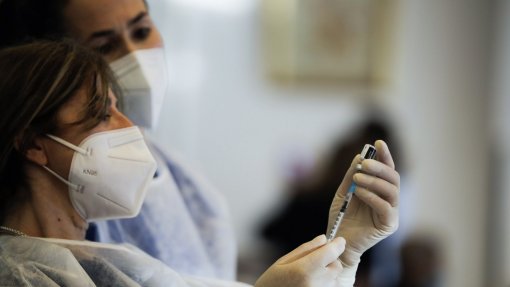 Covid-19: Mais de 14 mil suspeitas de reações adversas às vacinas registadas em Portugal