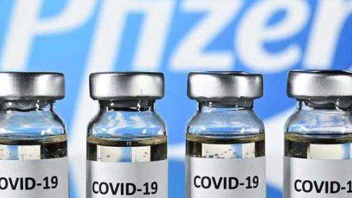 Covid-19: Regulador da UE analisa terceira dose de vacina da Pfizer após seis meses