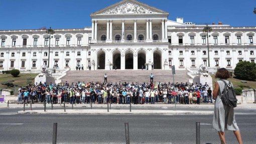 Covid-19: Manifestantes contra processo de vacinação concentrados junto à Assembleia da República
