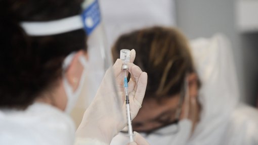 Covid-19: Posição cimeira de Portugal na vacinação permite flexibilizar medidas - DGS