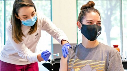 Mais de 84% dos jovens dos 12 aos 17 anos com pelo menos uma dose da vacina