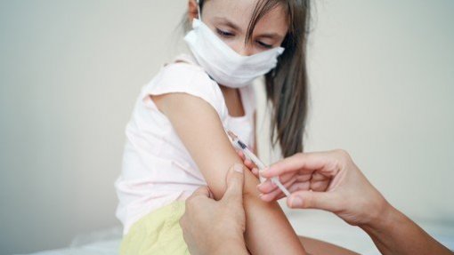 Covid-19: Farmacêuticas podem solicitar autorização de vacinas em crianças até ao final do ano