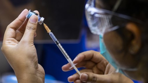 Covid-19: Organizações pedem a fabricantes que facilitem vacinas para países em desenvolvimento