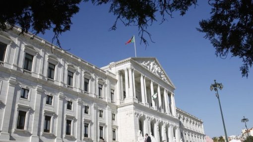 Esquerda une-se e chumba projeto CDS para rever financiamento dos hospitais do SNS