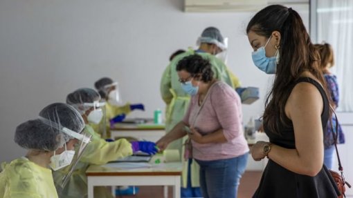 Covid-19: Peritos apostam na vacinação, testagem, medidas sanitárias e gestão de risco