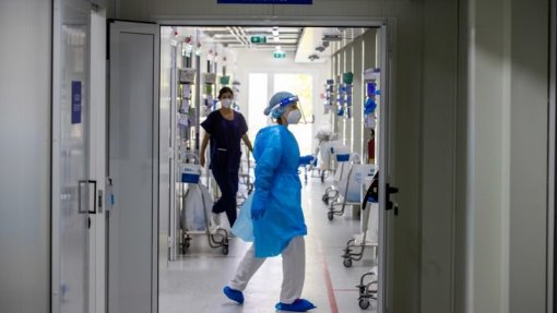 Covid-19: Pressão sobre serviços de saúde baixa para menos de metade no desconfinamento