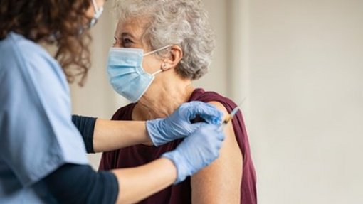 Gripe: Mais de dois milhões de vacinas começam hoje a ser administradas a grupos de risco