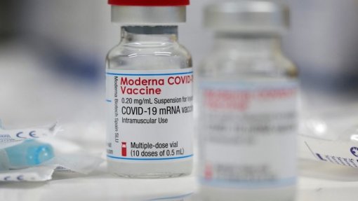 Covid-19: Regulador europeu avalia pedido da Moderna para dar dose de reforço na UE
