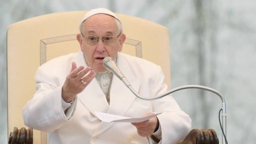 Papa critica &quot;eutanásia disfarçada&quot; contra idosos