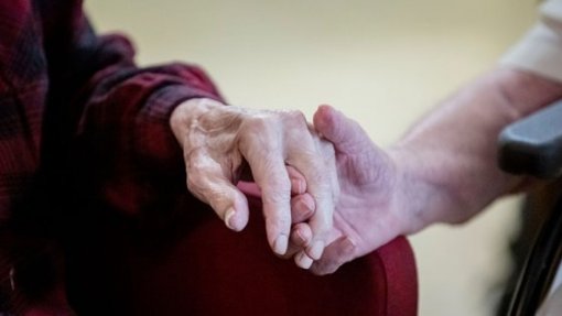 Doença de Alzheimer tem custos anuais equivalentes a 1% do PIB, estudo
