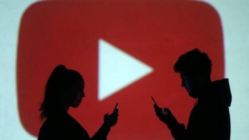 Covid-19: YouTube remove mais de 130 mil vídeos desde outubro por desinformação sobre vacinas