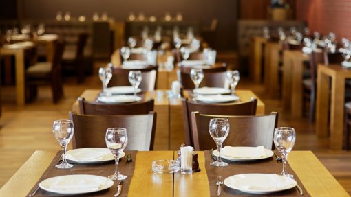 Covid-19: Lojas e restaurantes sem restrições e discotecas e bares reabrem hoje