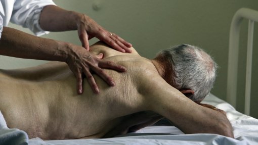 Governo reforça fisioterapia e apoio psicológico nos lares de idosos