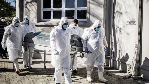 Covid-19: Pandemia já matou 4.798.207 pessoas em todo o mundo