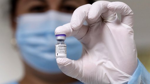 Covid-19: Regulador da UE só aprova terceira dose de vacina para imunodeprimidos