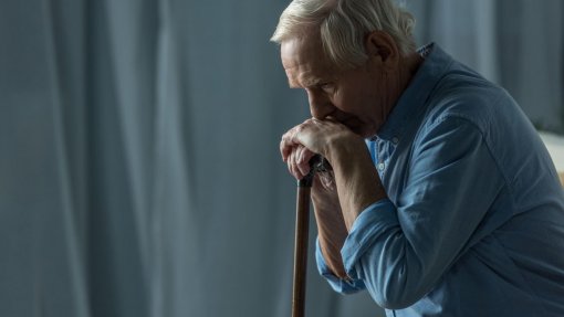 Depressão não é necessariamente maior em pessoas mais velhas que vivem sós - estudo
