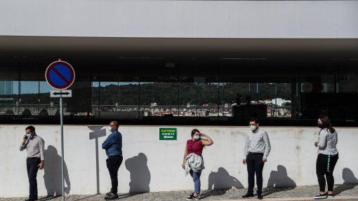 Covid-19: Incidência por 100 mil habitantes volta a descer, transmissibilidade estabiliza