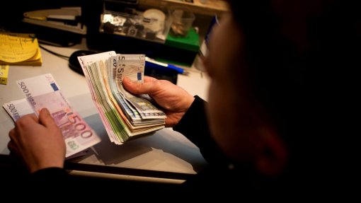 Covid-19: Pandemia gera défice de 180 mil milhões e põe finanças locais da Europa em risco