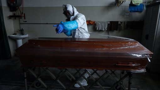 Covid-19: Pandemia já matou mais de 4,85 milhões de pessoas no mundo