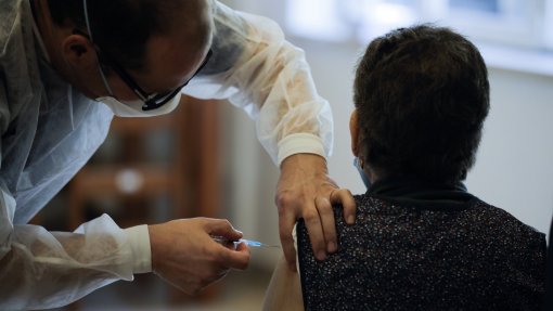 Covid-19: Vacinados deixam de precisar de testes em eventos desportivos, culturais e familiares