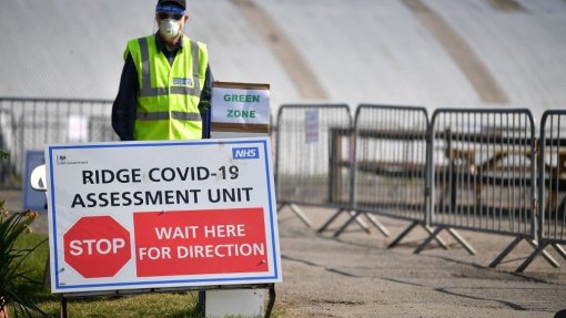 Covid-19: Erro em laboratório britânico poderá ter provocado 43 mil falsos negativos