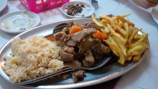 Portugueses consomem em média duas vezes mais calorias do que o recomendando - INE