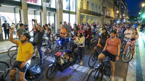 Um milhar de pessoas manifestam-se em Lisboa em defesa da ciclovia da Almirante Reis