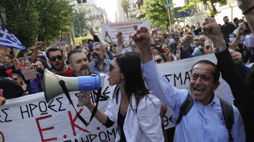 Covid-19: Funcionários de saúde pública protestam contra falta de condições