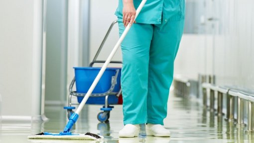 Covid-19: Trabalhadoras do serviço de limpeza sentem que profissão as coloca em risco - estudo