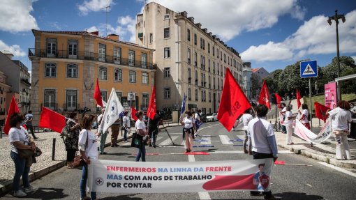 Enfermeiros reclamam melhores condições em frente ao parlamento