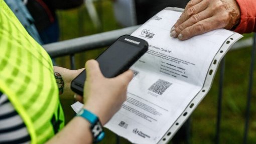 Covid-19: França pode aplicar passe sanitário até fim de julho de 2022
