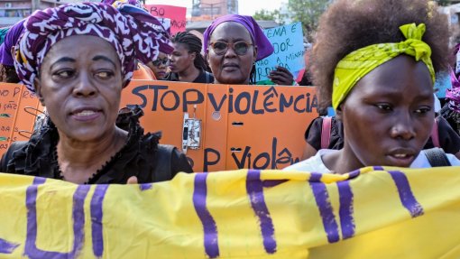 Mulher polícia escreve sobre violência doméstica que atinge todas as classes em Moçambique