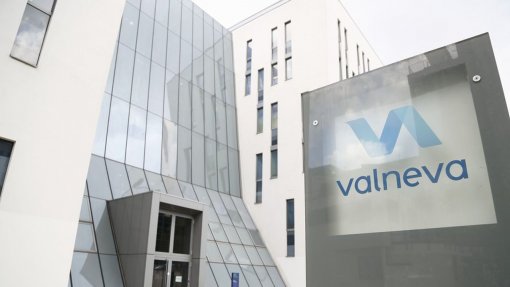 Covid-19: Bruxelas aprova 8.º contrato de compra de potencial vacina com Valneva