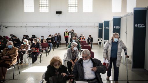 Covid-19: Cidade Universitária recebe mais de mil utentes por dia para reforço da vacina