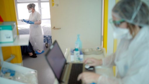Covid-19: Pandemia já matou pelo menos 5.130.627 pessoas em todo o mundo