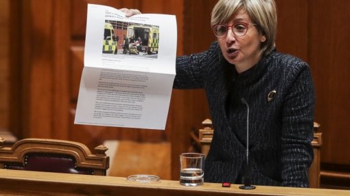 Ministra da Saúde rejeita demagogia e insiste na prioridade ao serviço público