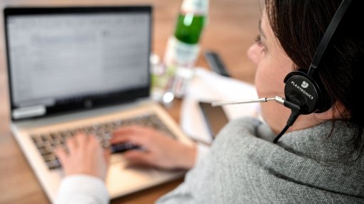 Covid-19: Grupo de peritos defende uso de máscara e teletrabalho