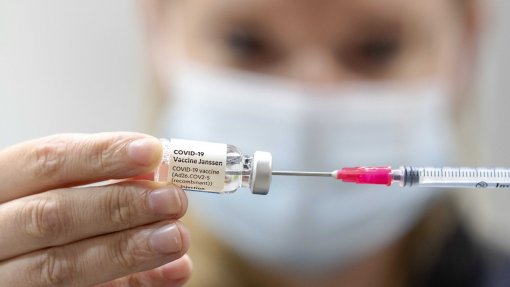 Covid-19: EMA inicia avaliação de uso de 2.ª dose de vacina Johnson &amp; Johnson