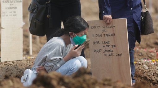 Covid-19: Pandemia já matou pelo menos 5.165.289 pessoas em todo o mundo