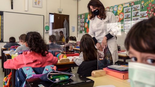 Covid-19: Diretores defendem que quem trabalha nas escolas deve ter prioridade na vacina