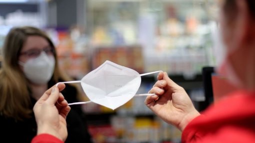 Covid-19: Apenas 52,6% dos portugueses usam sempre máscara em espaços fechados - Estudo