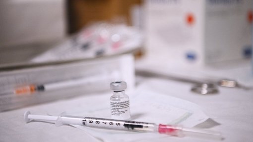 Covid-19: Regulador da UE decide hoje sobre uso da vacina da Pfizer em crianças até 11 anos