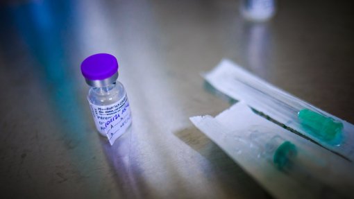 Covid-19: Mil milhões de doses de vacinas distribuídas até final da semana na UE - Comissão