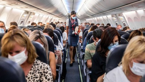 Covid-19: Companhias aéreas incorrem em multas de 20 mil euros por passageiro sem teste