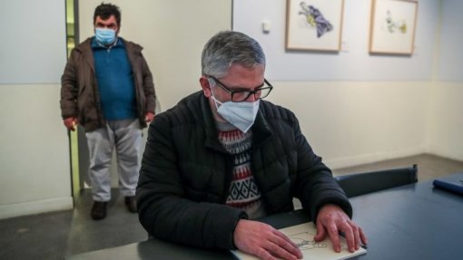 Cegos tateiam em Coimbra obras de Paula Rego sobre alegria e perdição do vinho
