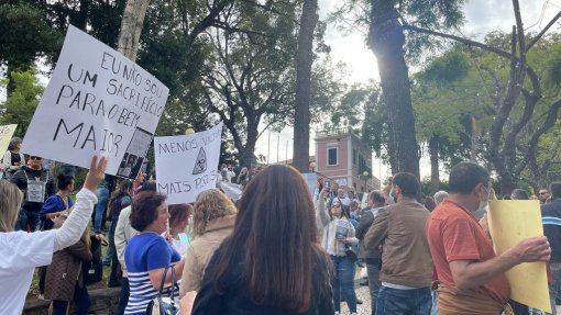 Covid-19: Dezenas de pessoas manifestam-se contra novas restrições na Madeira