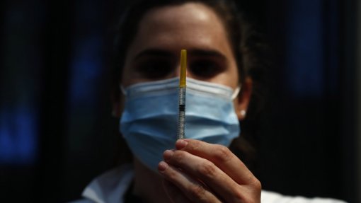 Covid-19: Vacinação terá evitado a morte na Europa de cerca de 500 mil pessoas a partir de 60 anos