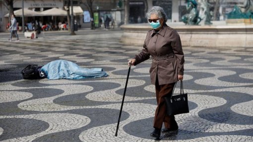 Covid-19: PS propõe que Governo possa aprovar em Conselho de Ministros uso de máscara na rua