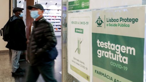 Covid-19: Farmácias reforçam &#039;stocks&#039; e alargam horário para testes