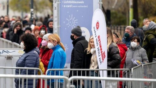 Covid-19: Variante Ómicron detetada na Áustria
